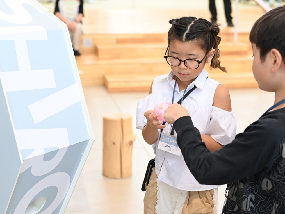 おしごと体験をしている子どもの写真